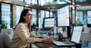 E-procurement integrado ao ERP, executiva olha para a tela do computador
